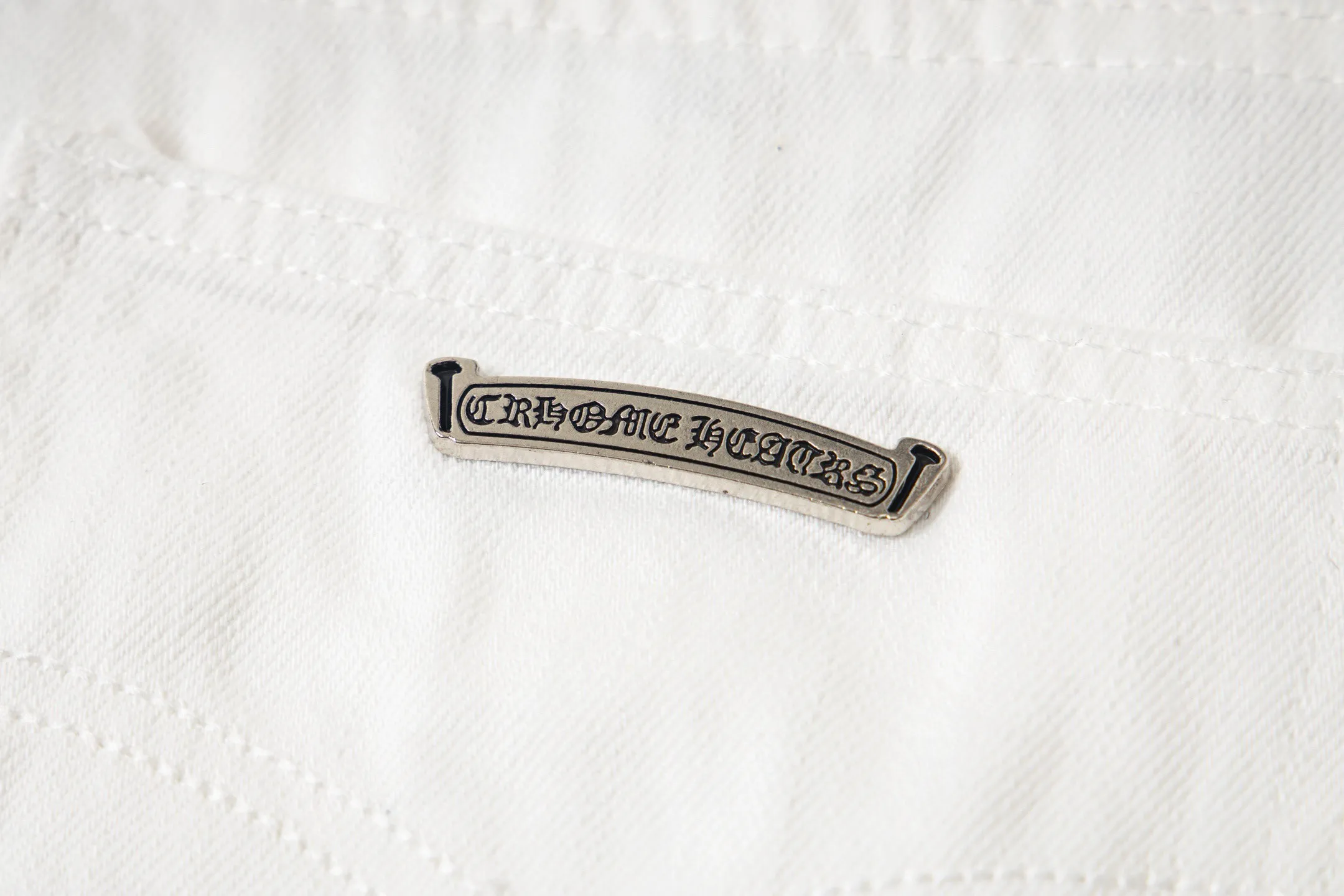 P240 💰 (Top version) Chrome Hearts/Chrome Hearts Classic white hand-painted monster cow series colorful leather cross washed color fabric unisex denim trousers Vibe style straight stacked god-level version Carbon fine bias denim color cloth Old vintage full set of hardware - Chrome Hearts white cow series The high version uses high-ounce custom fabrics, fermentation washing and soft color fixation, soft and thick to wear, the details are all made by hand-polished craftsmanship, all-over printed jacquard fabric Unique design style. Through multiple processes to create a full retro feel. Unique niche non-contrast shirt. Customized distressed spray-painted buttons. Craftsmanship in every detail. Color: white hand-painted monster. Size: 28-30-32-34 (corresponding to S-M-L-XL)